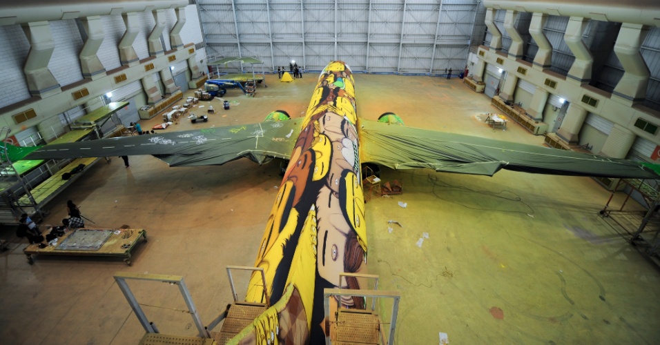 O avião que vai transportar a seleção na Copa foi grafitado pelos gêmeos Otávio e Gustavo Pandolfo no hangar da Gol em Belo Horizonte
