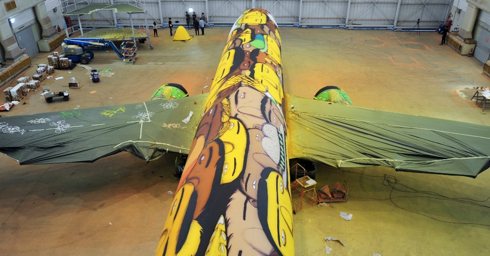 O avião que vai transportar a seleção na Copa foi grafitado pelos gêmeos Otávio e Gustavo Pandolfo no hangar da Gol em Belo Horizonte