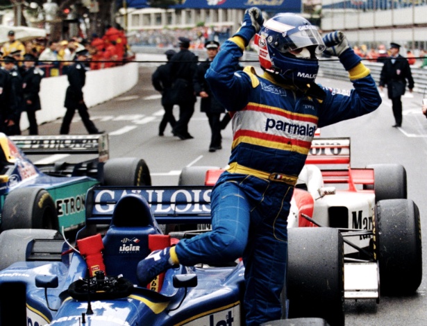 19.05.96 - Olivier Panis deixa sua Ligier para festejar a vitória no GP de Mônaco, seu único triunfo na F1 - Pascal Rondeau/Getty Images