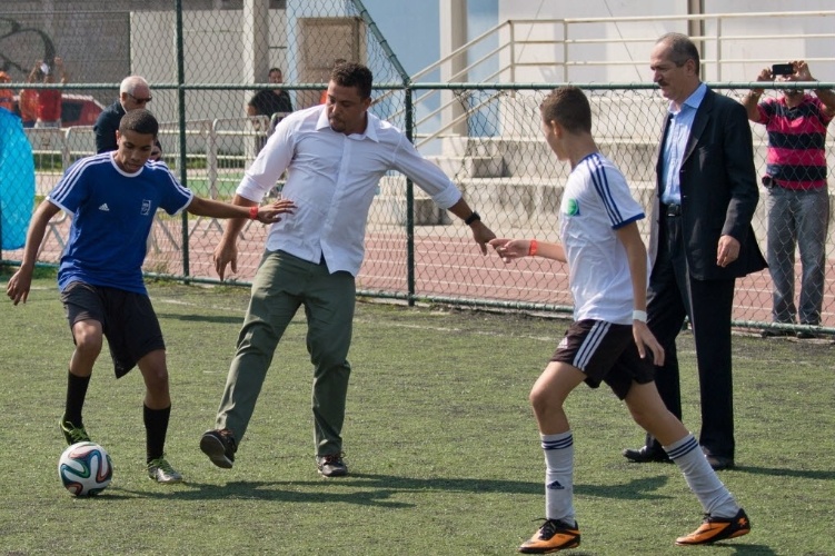 20. mai. 2014 - Ronaldo bate bola com crianças em evento de laçamento de projeto social Football for Hope