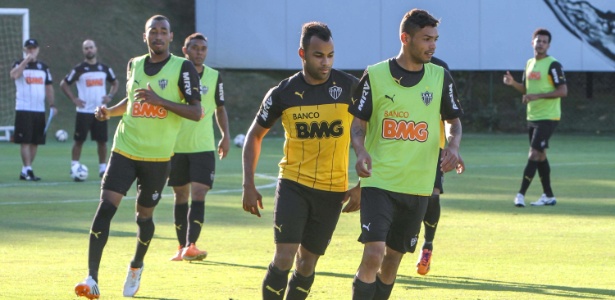 Carlos (à dir.) e Eduardo (à esq. ao fundo) treinam entre os profissionais do Atlético - Bruno Cantini/site oficial do Atlético-MG