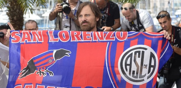 Viggo Mortensen posa com a bandeira do time argentino San Lorenzo
