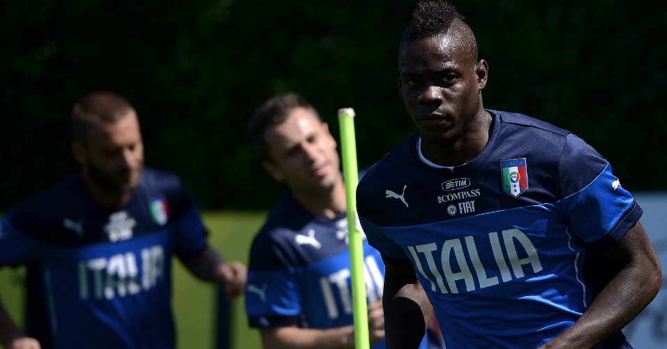 21.mai.2014 - Balotelli participa de treino da Itália para a Copa. Jogador foi vítima de insultos racistas no centro de treinamento