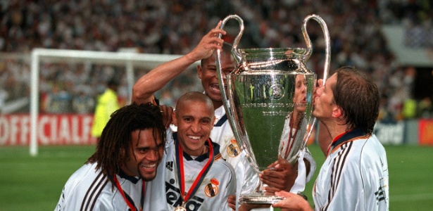 Kerembeu (esq.) ao lado de Roberto Carlos na conquista da Liga de 2000 pelo Real