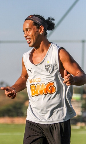 Ronaldinho Gaúcho participa de treino do Atlético-MG na Cidade do Galo