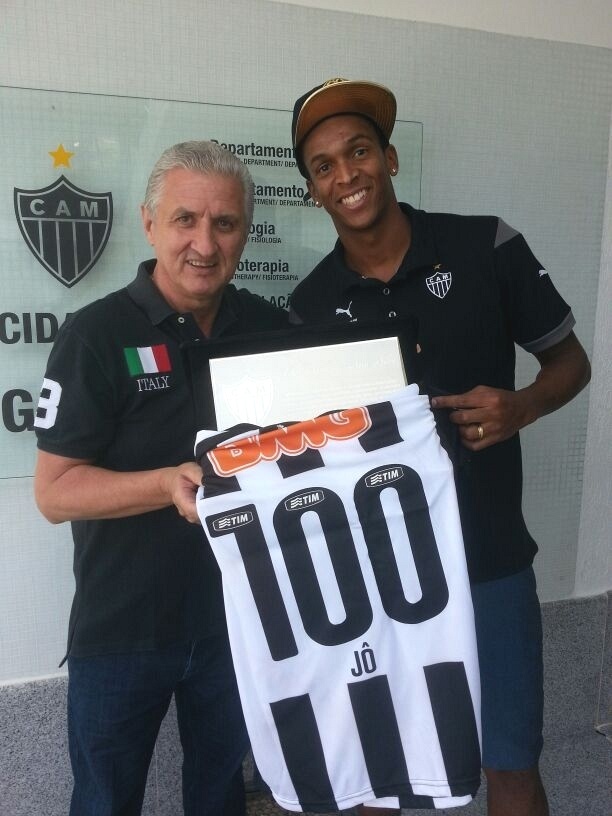 24 maio 2014 - Atacante Jô recebe homenagem pelos 100 jogos com a camisa do Atlético-MG
