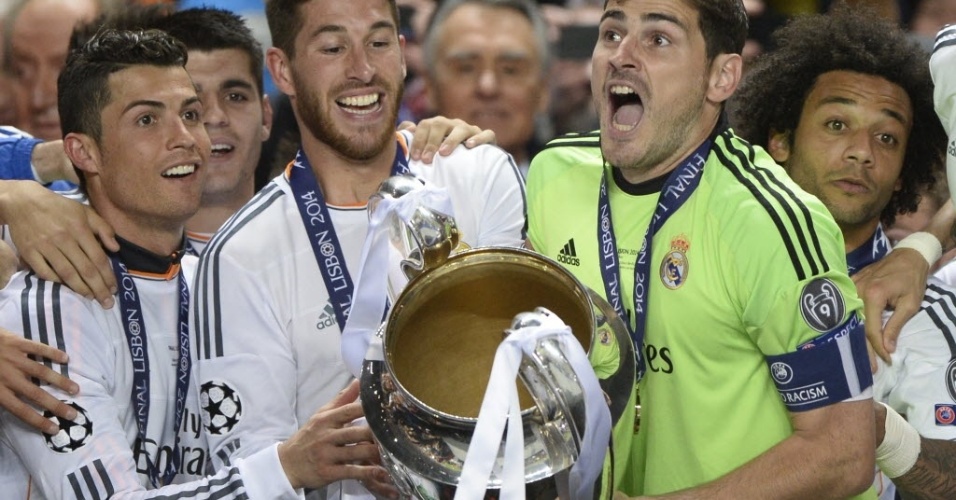 24.mai.2014 - Cristiano Ronaldo, Sérgio Ramos e Iker Casillas seguram a taça