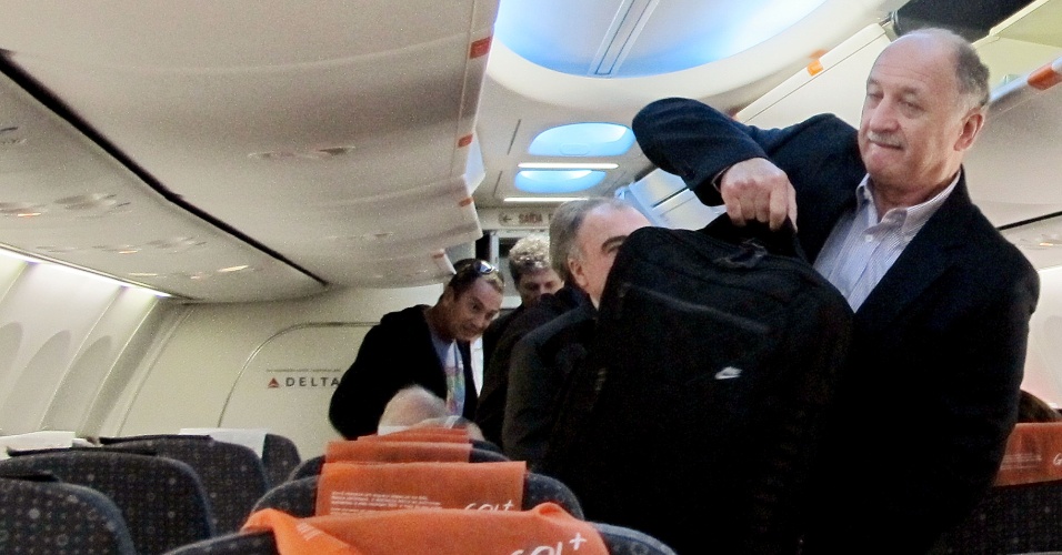 25.05.2014 - Técnico Luiz Felipe Scolari, o Felipão, embarca para o Rio de Janeiro