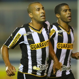 25.mai.2014 - Emerson comemora gol do Botafogo sobre o Vitória pelo Campeonato Brasileiro - Fernando Soutello/AGIF