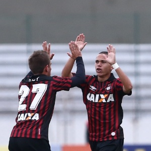 25.mai.2014 - Marcos Guilherme (dir) comemora gol do Atlético-PR no clássico contra o Coritiba pelo Brasileiro - GERALDO BUBNIAK/FOTOARENA/ESTADÃO CONTEÚDO