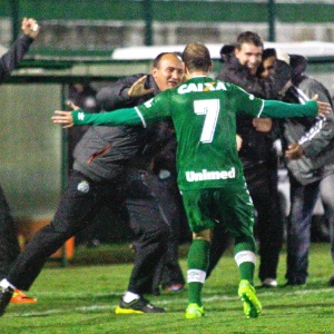 25.mai.2014 - Tiago Luís comemora gol da Chapecoense sobre o Palmeiras - JARDEL DA COSTA/FUTURA PRESS/ESTADÃO CONTEÚDO