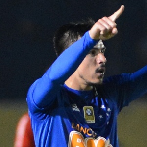 25.mai.2014 - Willian comemora segundo gol do Cruzeiro na virada sobre o Internacional - EDU ANDRADE/FATOPRESS/ESTADÃO CONTEÚDO