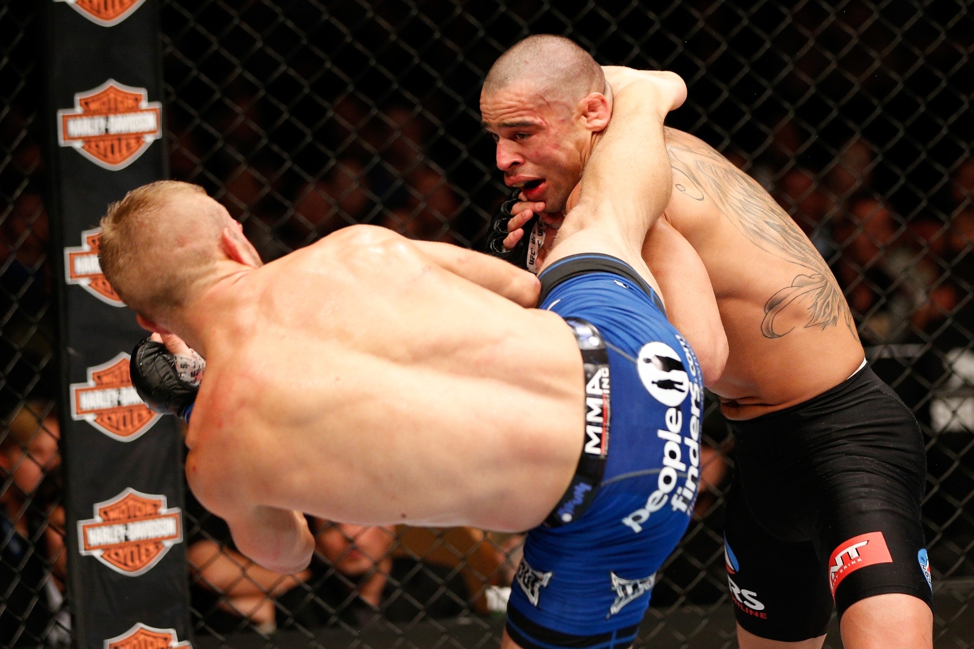 Desafiante TJ Dillashaw castiga Renan Barão, vence por nocaute no quinto round e toma para si o cinturão peso galo do UFC - Getty Images