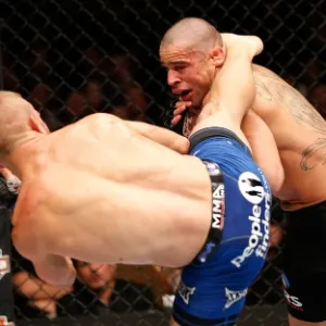 Desafiante TJ Dillashaw castiga Renan Barão, vence por nocaute no quinto round e toma para si o cinturão peso galo do UFC - Getty Images