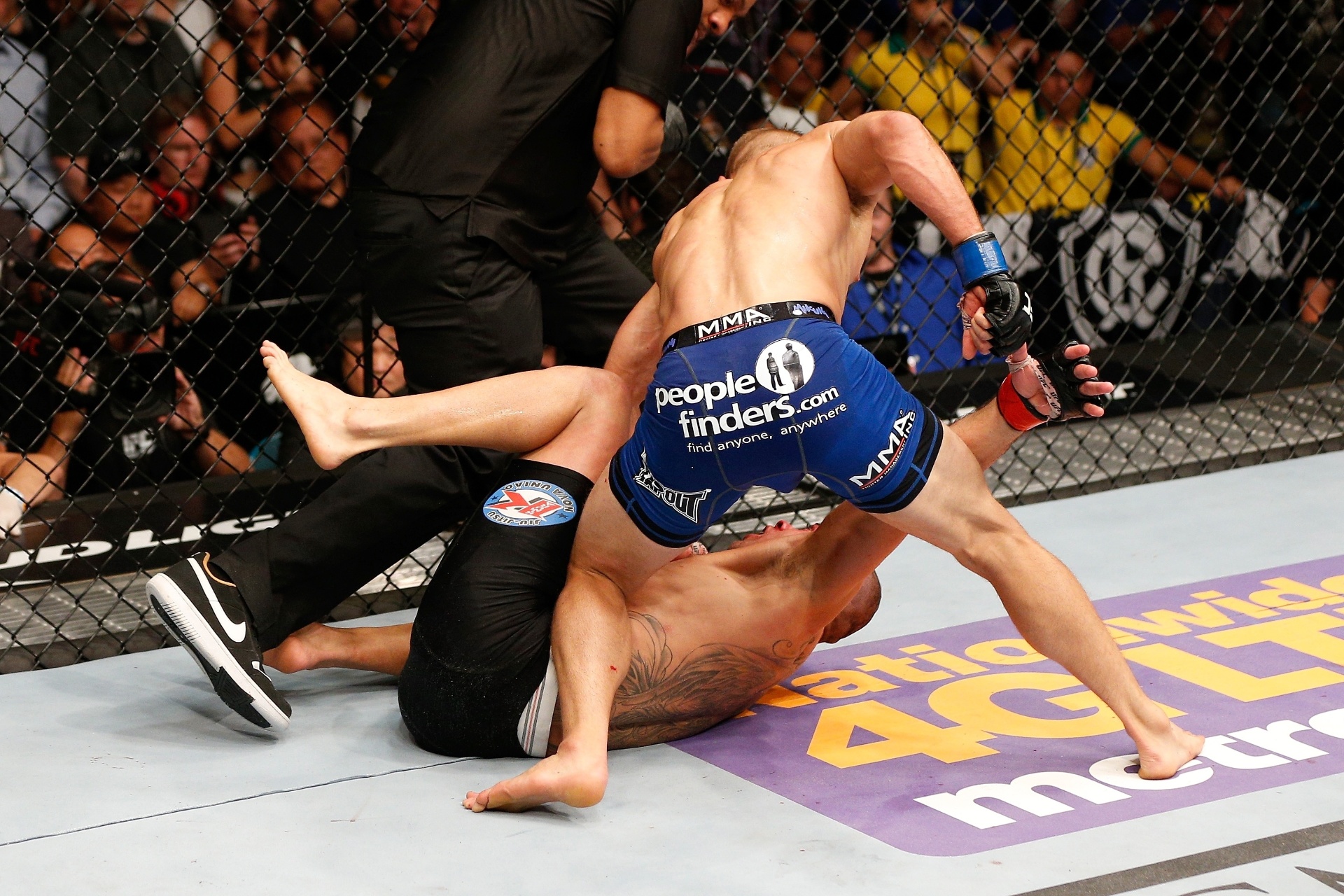 Desafiante TJ Dillashaw castiga Renan Barão, vence por nocaute no quinto round e toma para si o cinturão peso galo do UFC - Getty Images