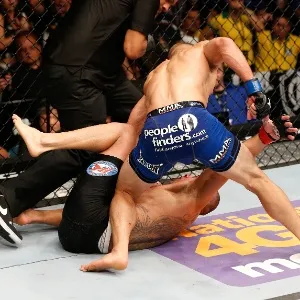 Desafiante TJ Dillashaw castiga Renan Barão, vence por nocaute no quinto round e toma para si o cinturão peso galo do UFC - Getty Images