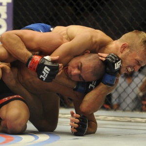 Desafiante TJ Dillashaw castiga Renan Barão, vence por nocaute no quinto round e toma para si o cinturão peso galo do UFC - undefined
