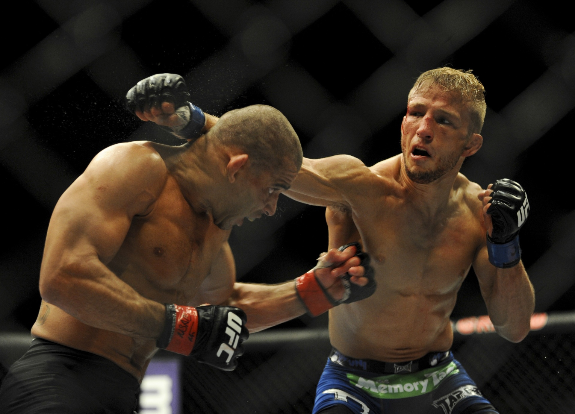 Desafiante TJ Dillashaw castiga Renan Barão, vence por nocaute no quinto round e toma para si o cinturão peso galo do UFC - Reuters