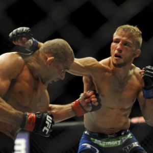 Desafiante TJ Dillashaw castiga Renan Barão, vence por nocaute no quinto round e toma para si o cinturão peso galo do UFC - undefined