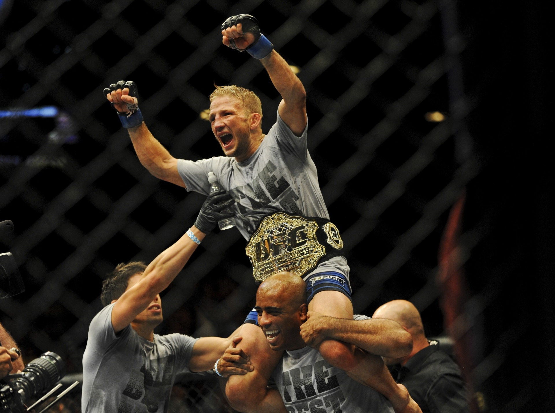 Desafiante TJ Dillashaw castiga Renan Barão, vence por nocaute no quinto round e toma para si o cinturão peso galo do UFC - Reuters