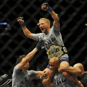 Desafiante TJ Dillashaw castiga Renan Barão, vence por nocaute no quinto round e toma para si o cinturão peso galo do UFC - Reuters