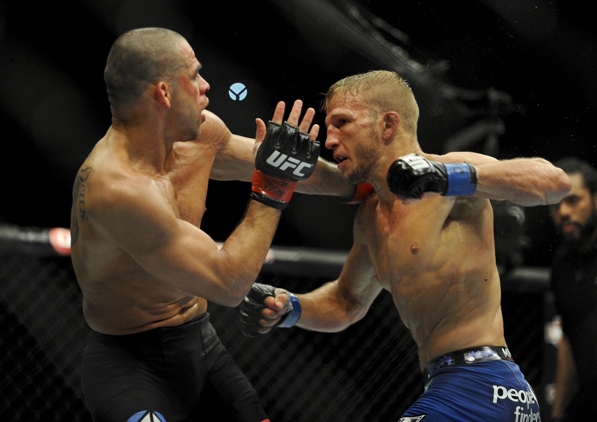 Desafiante TJ Dillashaw castiga Renan Barão, vence por nocaute no quinto round e toma para si o cinturão peso galo do UFC - Reuters