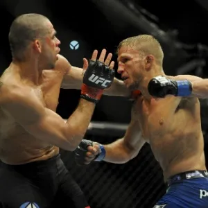 Desafiante TJ Dillashaw castiga Renan Barão, vence por nocaute no quinto round e toma para si o cinturão peso galo do UFC - Reuters
