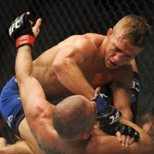 Desafiante TJ Dillashaw castiga Renan Barão, vence por nocaute no quinto round e toma para si o cinturão peso galo do UFC - Reuters