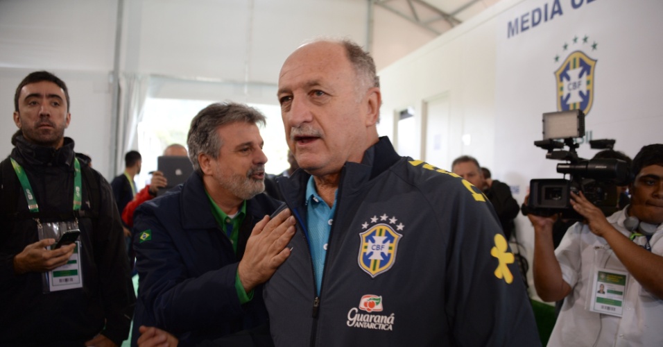 26.05.14 - Felipão caminha pelo centro de imprensa da Granja Comary, sede da seleção brasileira