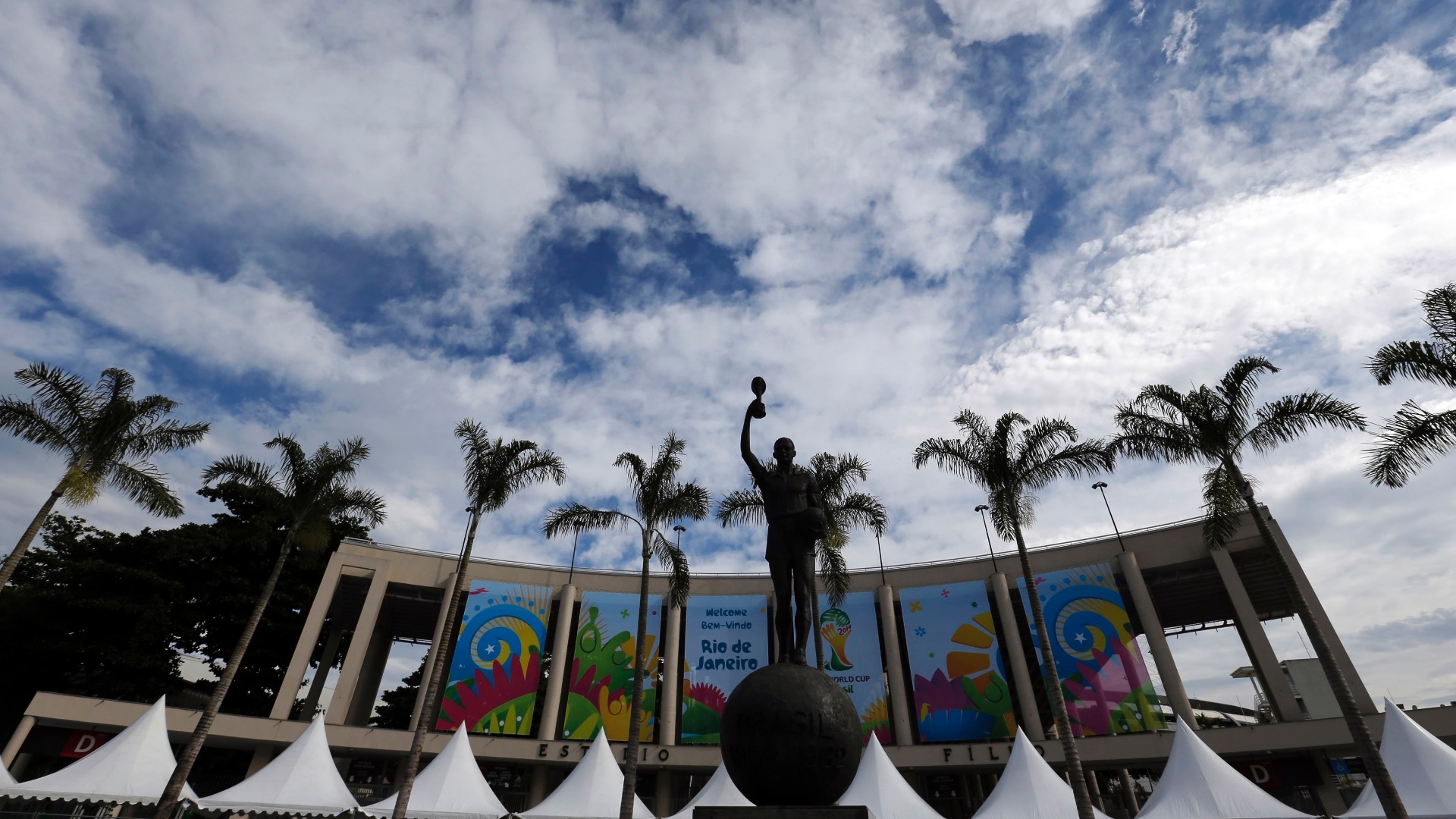 26.05.14 - Maracanã aparece já decorado com a sinalização da Fifa para a Copa do Mundo