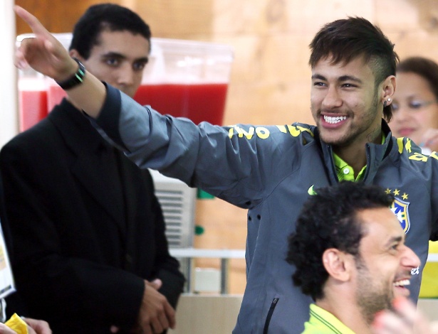 26.05.14 - Neymar festeja vitória sobre Fred no videogame em ação de patrocinadores na Granja Comary