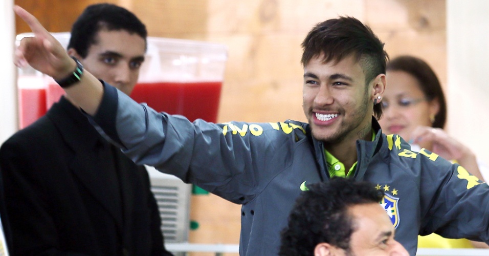 26.05.14 - Neymar festeja vitória sobre Fred no videogame em ação de patrocinadores na Granja Comary