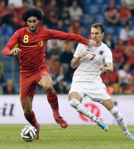 26.mai.2014 - Fellaini tenta jogada para a Bélgica no duelo com Luxemburgo