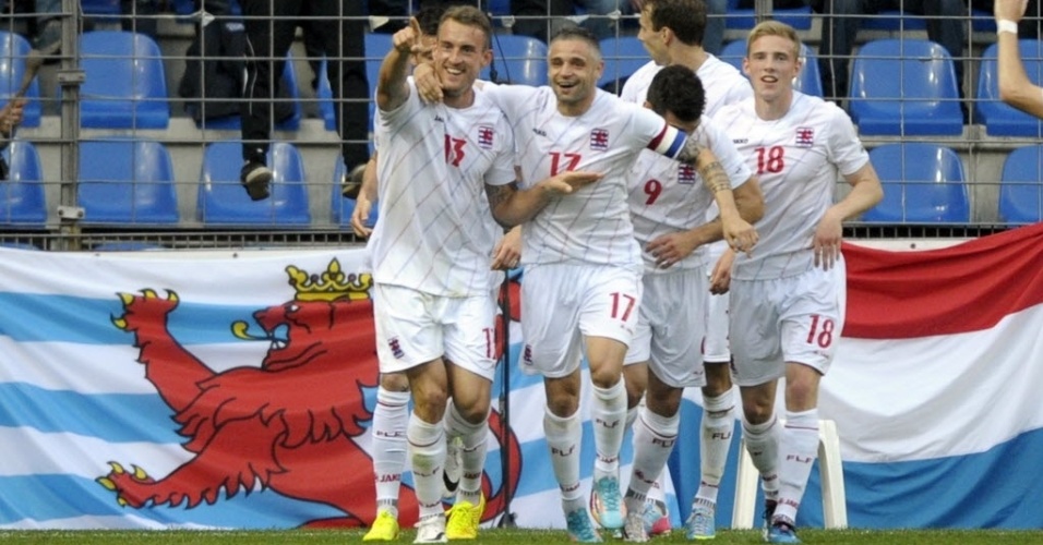 26.mai.2014 - Jogadores de Luxemburgo celebram o gol de Aurelien Joachim, o 1° contra a Bélgica