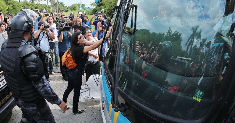 26.mai.2014 - Manifestantes colaram vários adesivos de protesto na lataria do ônibus da delegação brasileira