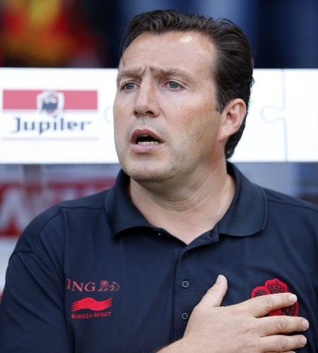 26.mai.2014 - O técnico Marc Wilmots canta o hino nacional belga antes de partida contra Luxemburgo
