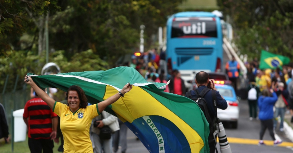 Apesar dos protestos, torcedores também demonstraram apoio à equipe do técnico Luiz Felipe Scolari