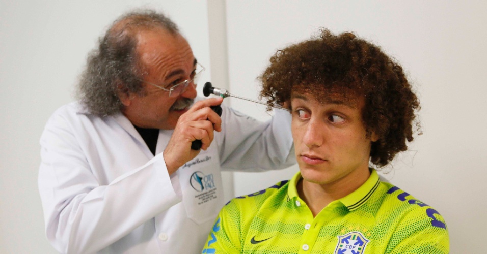 David Luiz faz careta durante exame antes de treinos pela seleção brasileira