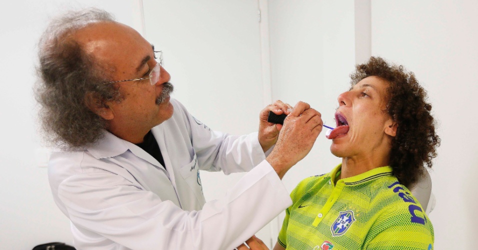 David Luiz tem garganta examinada por médico da seleção brasileira