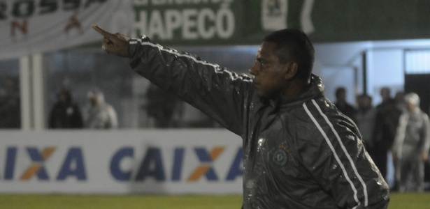 Celso Rodrigues contribuiu para manter a Chapecoense na Série A mesmo como interino - Divulgação/Chapecoense