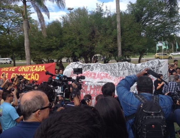Professores fazem protesto na entrada do hotel em que a seleção brasileira está hospedada, no Rio de Janeiro