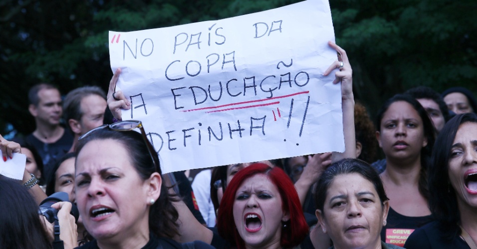 Professores fazem protesto na entrada do hotel em que a seleção brasileira está hospedada, no Rio de Janeiro