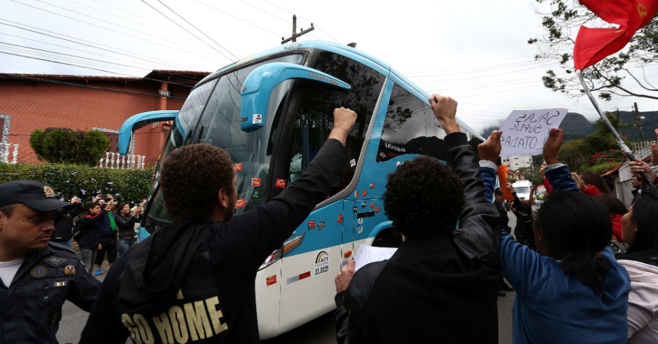 Protestos seguiram seleção e recomeçaram na chegada do time à Granja Comary, em Teresópolis