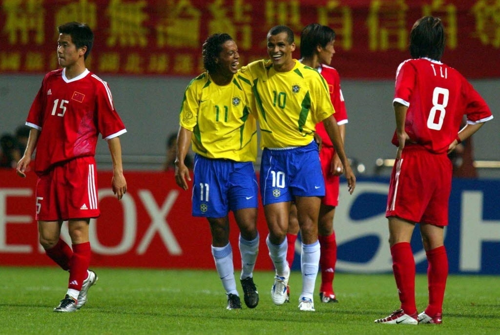 Ronaldinho e Rivaldo celebram gol da seleção brasileira contra a China em 2002