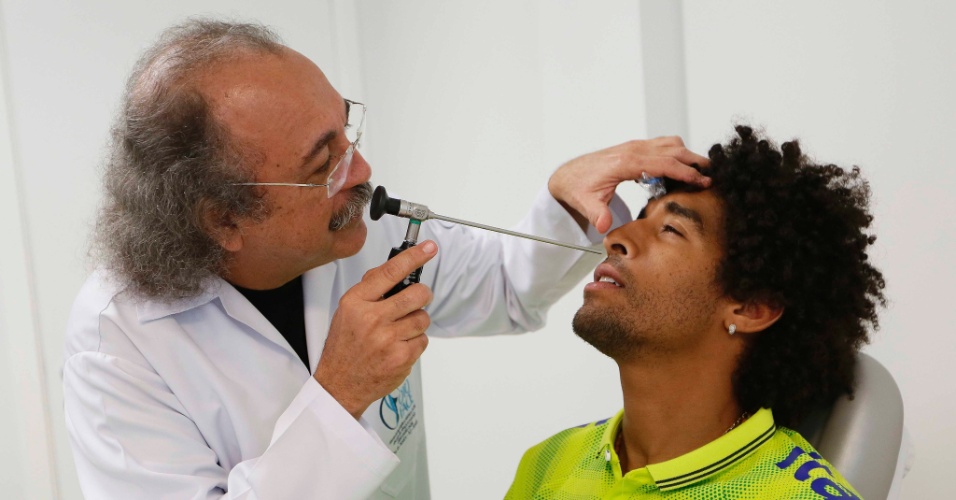 Zagueiro Dante é examinado por médico da seleção antes de iniciar os treinamentos para a Copa