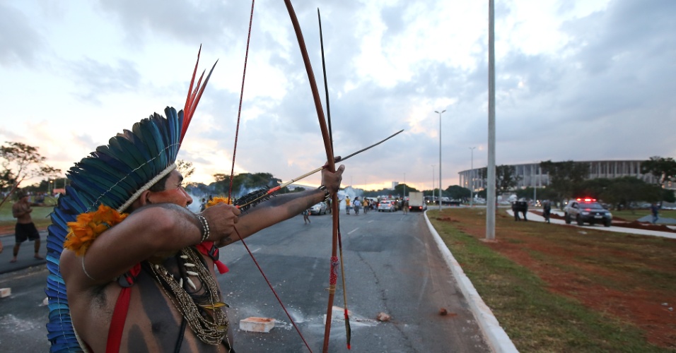 27.05.14 - Índios atiram flechas na polícia em protesto em Brasília