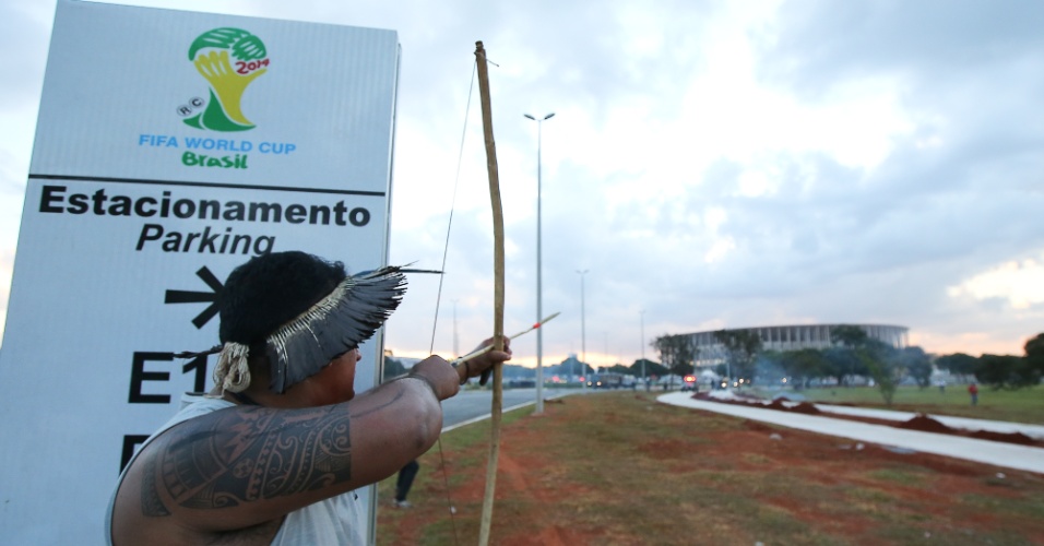 27.05.14 - Índios atiram flechas na polícia em protesto em Brasília