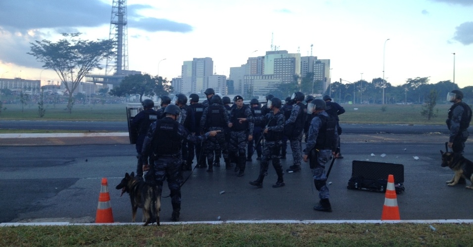 27.05.14 - Manifestantes entram em confronto com policiais durante tour da Copa do Mundo em Brasília