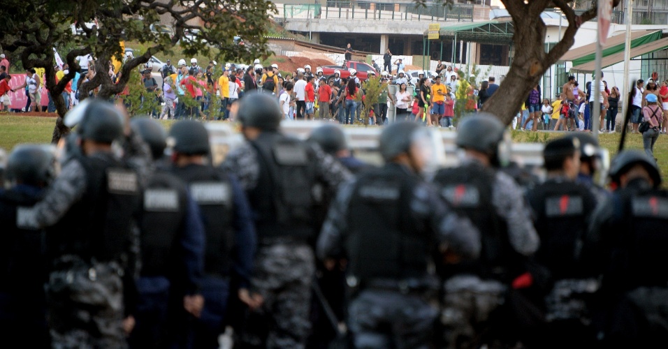 27.05.14 - Manifestantes entram em confronto com policiais durante tour da Copa do Mundo em Brasília