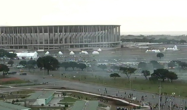 27.05.14 - Manifestantes entram em confronto durante tour da Copa do Mundo em Brasília